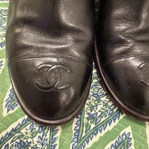 CHANEL Black Quilted Leather Boots with Gold Chain - Picture 6 of 9